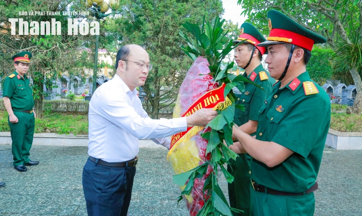 Phó Chủ tịch UBND tỉnh Cao Văn Cường viếng nghĩa trang liệt sĩ; tặng quà gia đình chính sách xã Hậu Lộc, Triệu Lộc