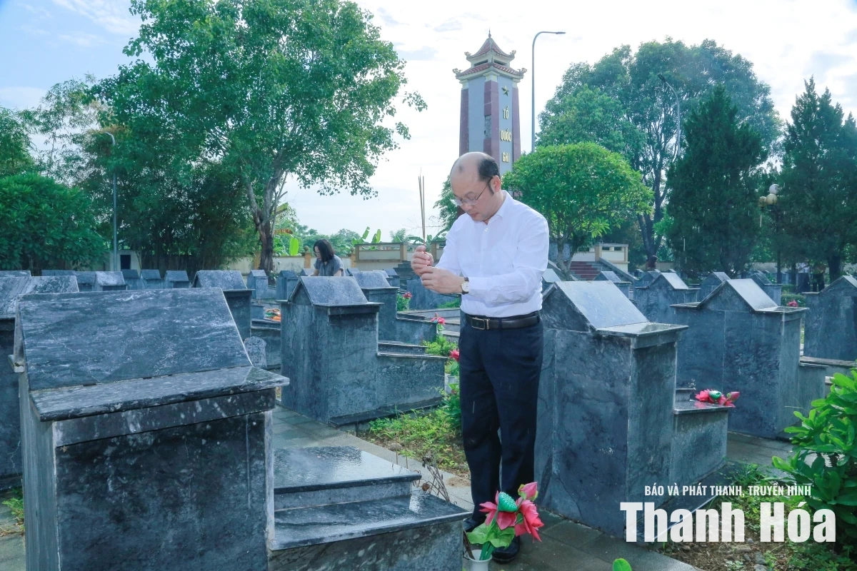 Phó Chủ tịch UBND tỉnh Cao Văn Cường viếng nghĩa trang liệt sĩ; tặng quà gia đình chính sách xã Hậu Lộc, Triệu Lộc