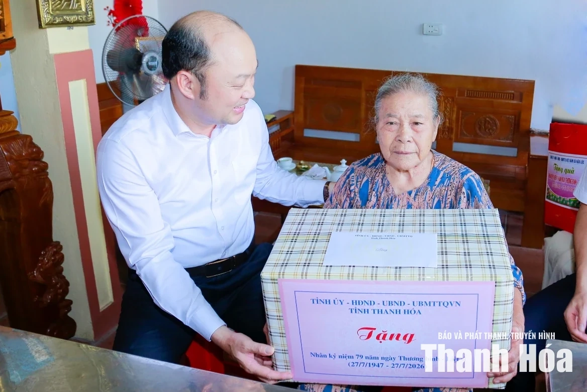 Phó Chủ tịch UBND tỉnh Cao Văn Cường viếng nghĩa trang liệt sĩ; tặng quà gia đình chính sách xã Hậu Lộc, Triệu Lộc
