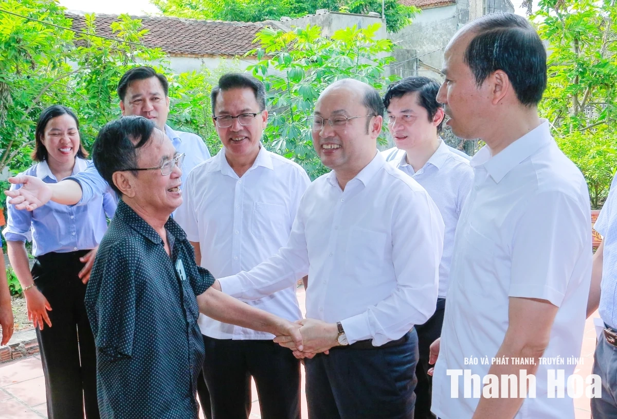 Phó Chủ tịch UBND tỉnh Cao Văn Cường viếng nghĩa trang liệt sĩ; tặng quà gia đình chính sách xã Hậu Lộc, Triệu Lộc