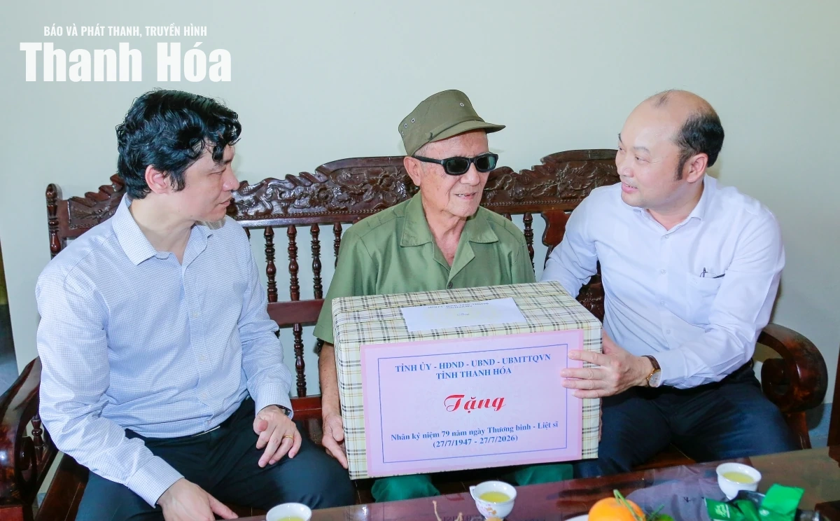 Phó Chủ tịch UBND tỉnh Cao Văn Cường viếng nghĩa trang liệt sĩ; tặng quà gia đình chính sách xã Hậu Lộc, Triệu Lộc