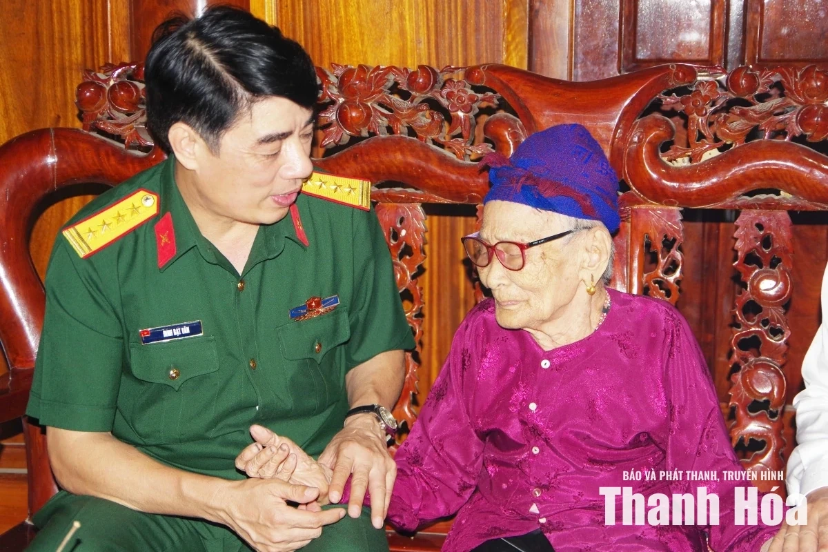 Chỉ huy trưởng Bộ CHQS tỉnh viếng các Anh hùng liệt sĩ; thăm, tặng quà gia đình chính sách