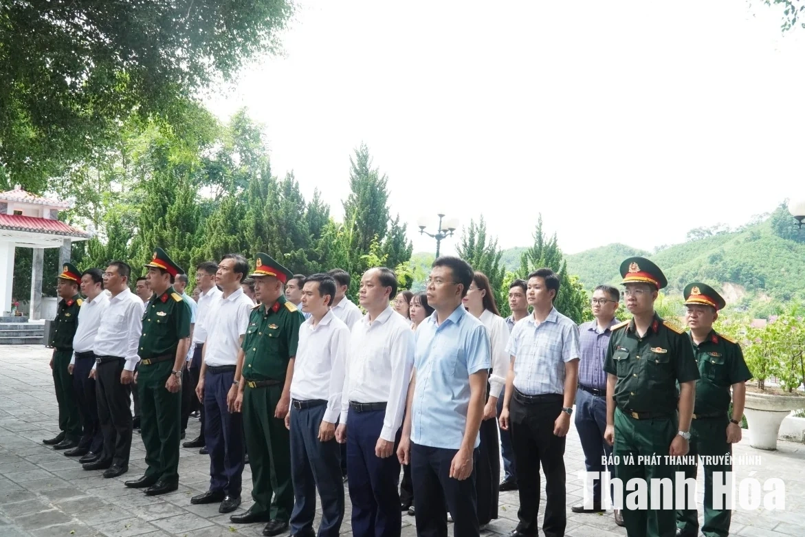 Chỉ huy trưởng Bộ CHQS tỉnh viếng các Anh hùng liệt sĩ; thăm, tặng quà gia đình chính sách