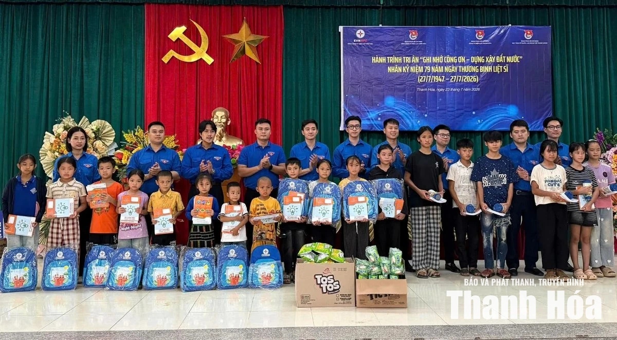 Trao tặng 3 công trình “Thắp sáng đường quê” cho các xã Sơn Thủy, Pù Nhi, Ngọc Trạo