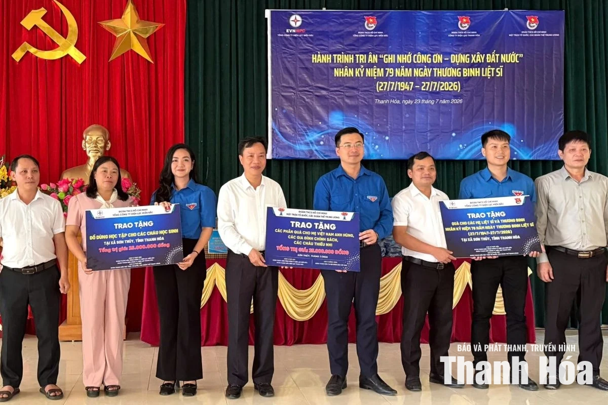 Trao tặng 3 công trình “Thắp sáng đường quê” cho các xã Sơn Thủy, Pù Nhi, Ngọc Trạo