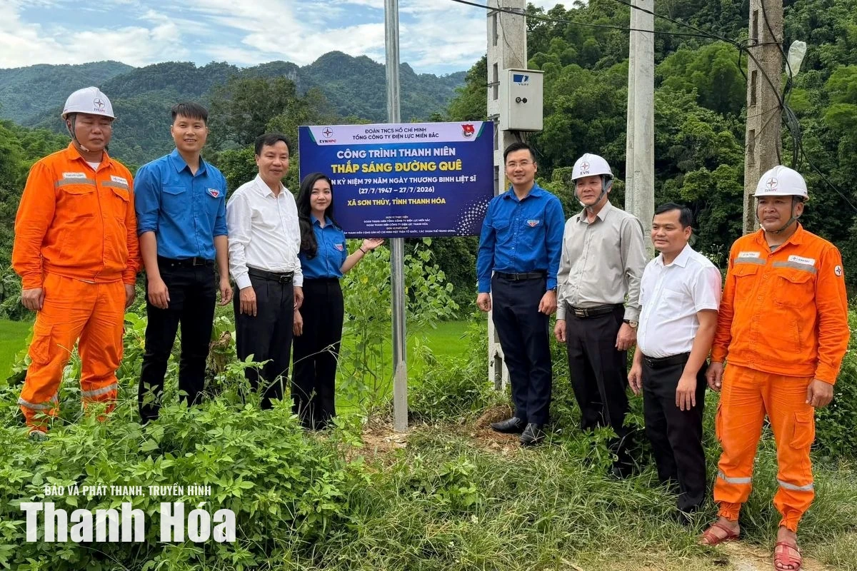 Trao tặng 3 công trình “Thắp sáng đường quê” cho các xã Sơn Thủy, Pù Nhi, Ngọc Trạo