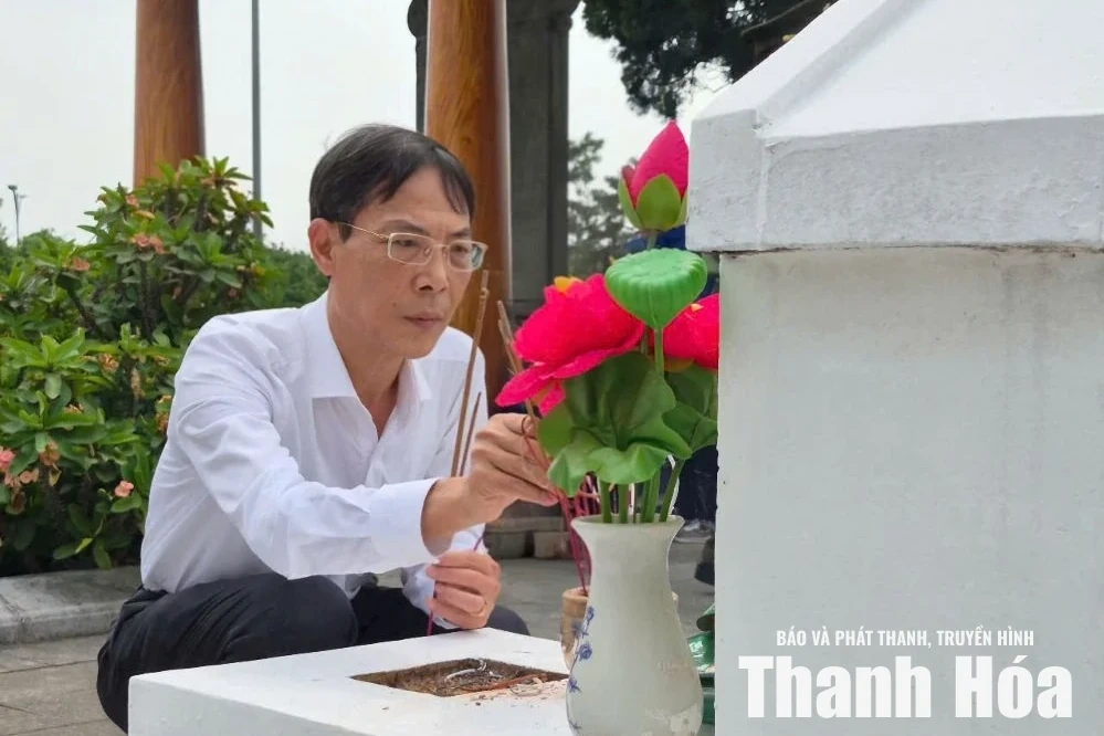Phó Chủ tịch UBND tỉnh Đầu Thanh Tùng viếng nghĩa trang liệt sĩ; thăm, tặng quà gia đình chính sách phường Quang Trung, Bỉm Sơn
