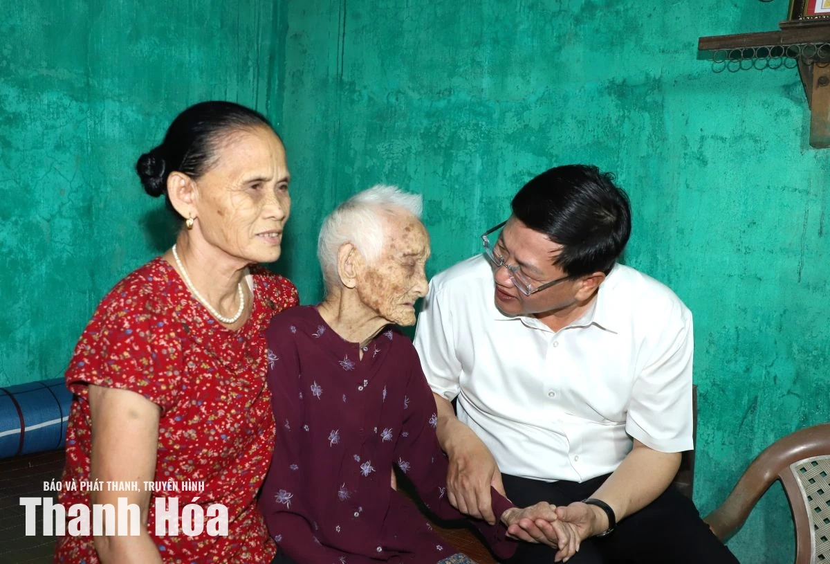 Phó Chủ tịch Thường trực UBND tỉnh Mai Xuân Liêm viếng Nghĩa trang liệt sĩ và thăm, tặng quà gia đình chính sách