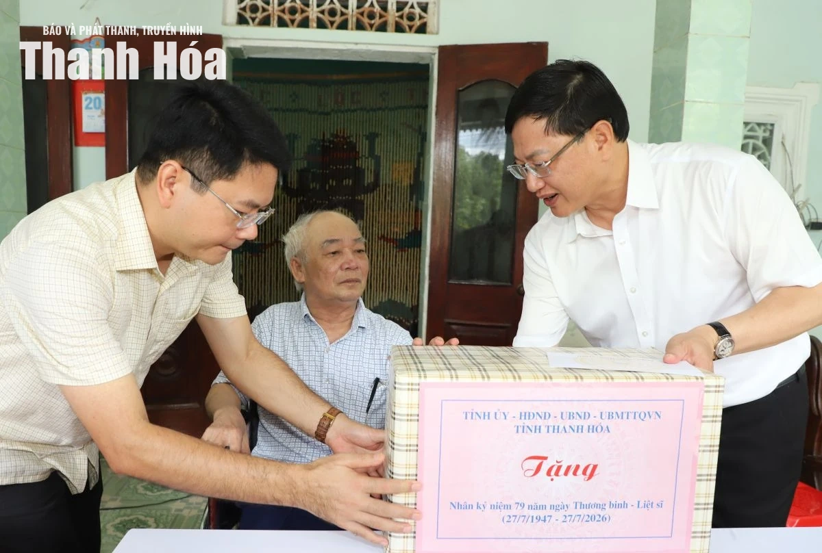 Phó Chủ tịch Thường trực UBND tỉnh Mai Xuân Liêm viếng Nghĩa trang liệt sĩ và thăm, tặng quà gia đình chính sách