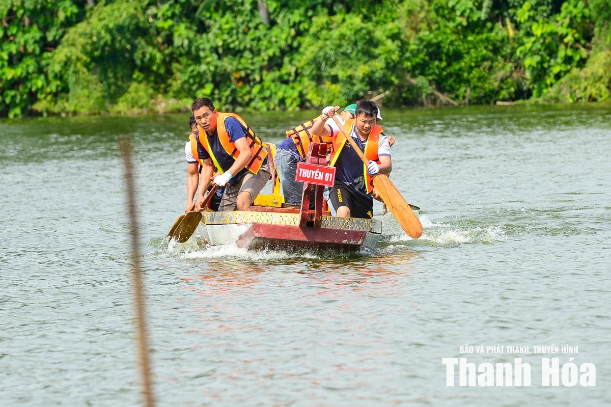 Sôi động hội thi đua thuyền truyền thống tại Lễ hội&nbsp; Làng du lịch Yên Trung 2026