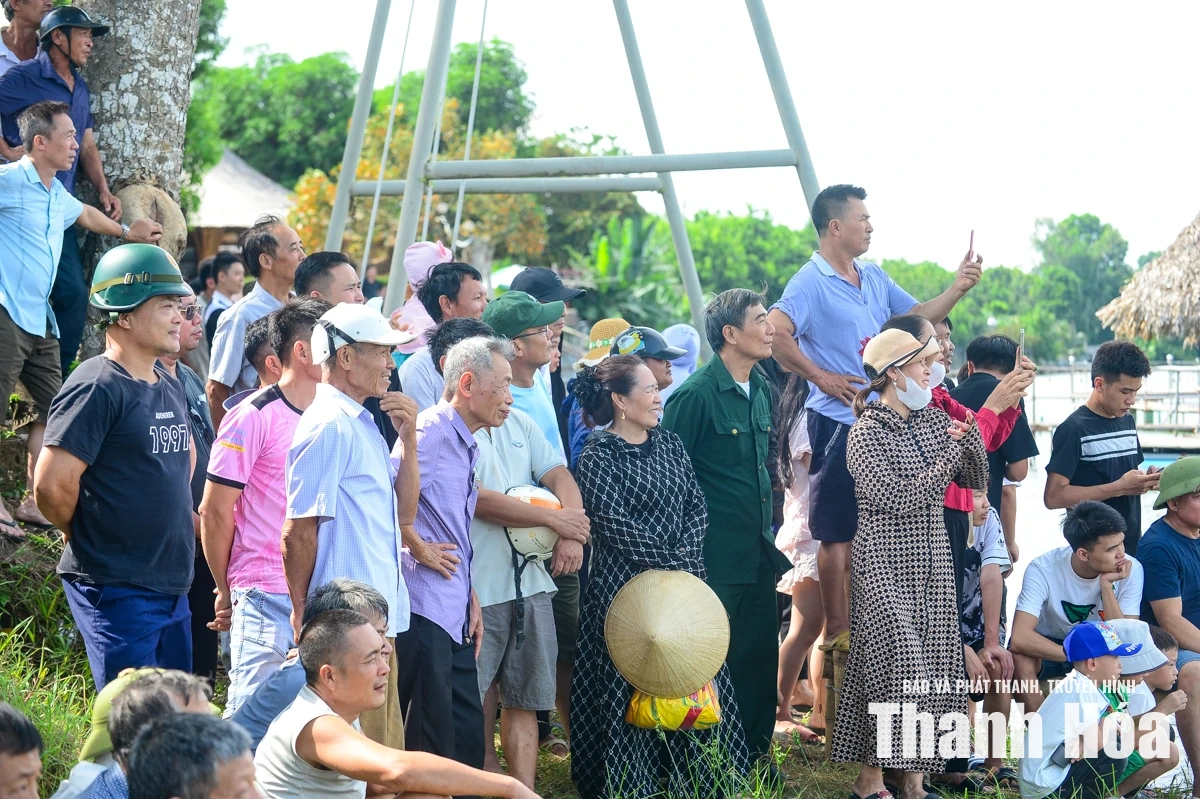 Sôi động hội thi đua thuyền truyền thống tại Lễ hội&nbsp; Làng du lịch Yên Trung 2026