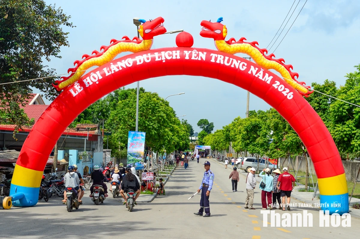 Sôi động hội thi đua thuyền truyền thống tại Lễ hội&nbsp; Làng du lịch Yên Trung 2026