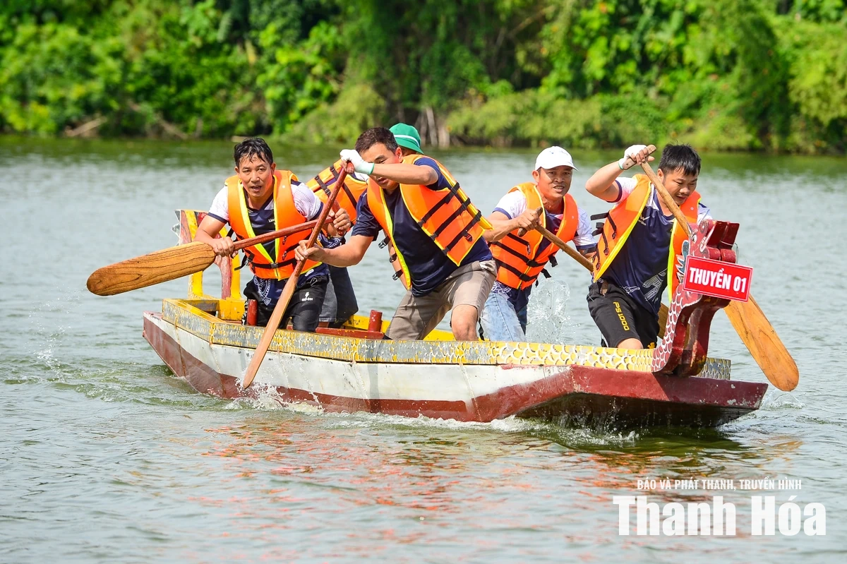 Sôi động hội thi đua thuyền truyền thống tại Lễ hội&nbsp; Làng du lịch Yên Trung 2026