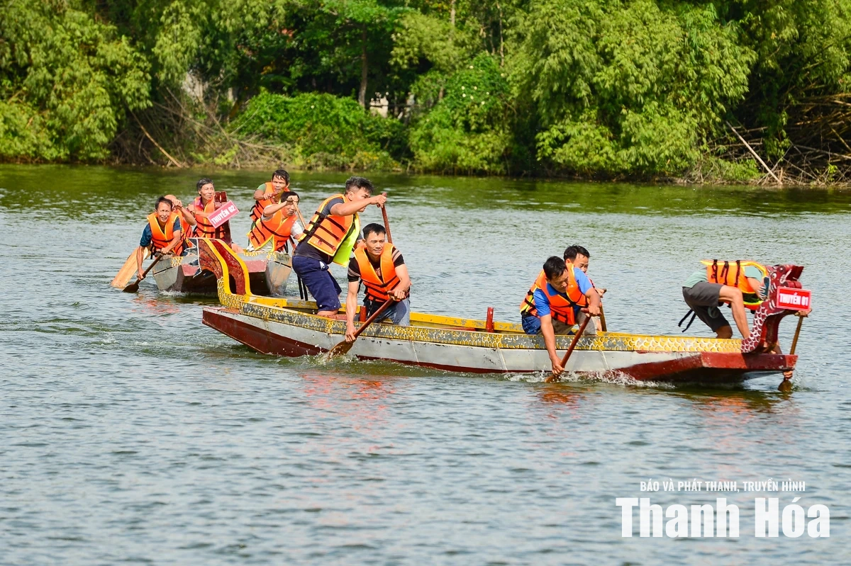 Sôi động hội thi đua thuyền truyền thống tại Lễ hội&nbsp; Làng du lịch Yên Trung 2026
