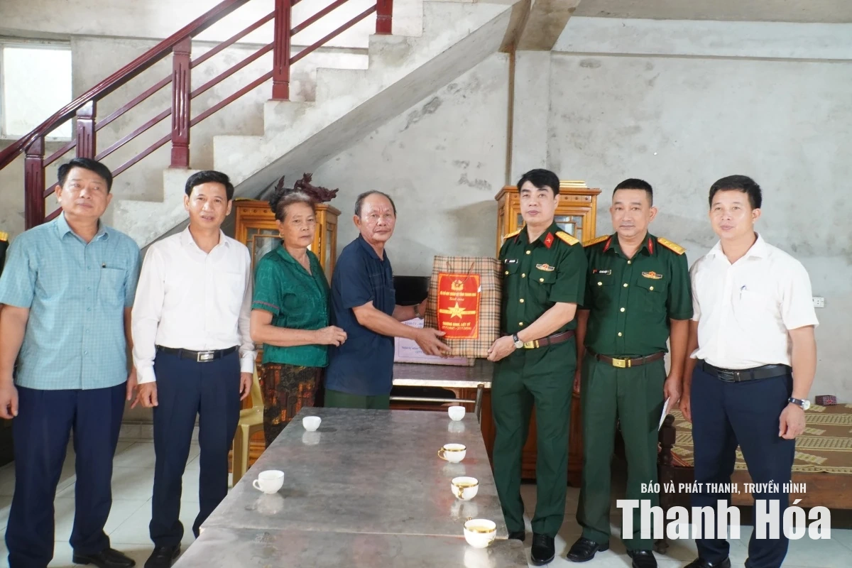 Chỉ huy trưởng Bộ CHQS tỉnh viếng các Anh hùng liệt sĩ; thăm, tặng quà gia đình chính sách