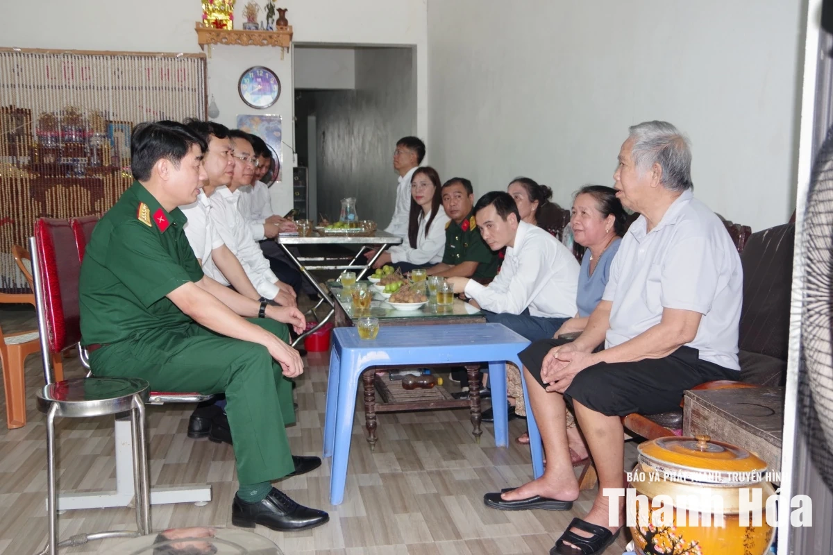 Chỉ huy trưởng Bộ CHQS tỉnh viếng các Anh hùng liệt sĩ; thăm, tặng quà gia đình chính sách