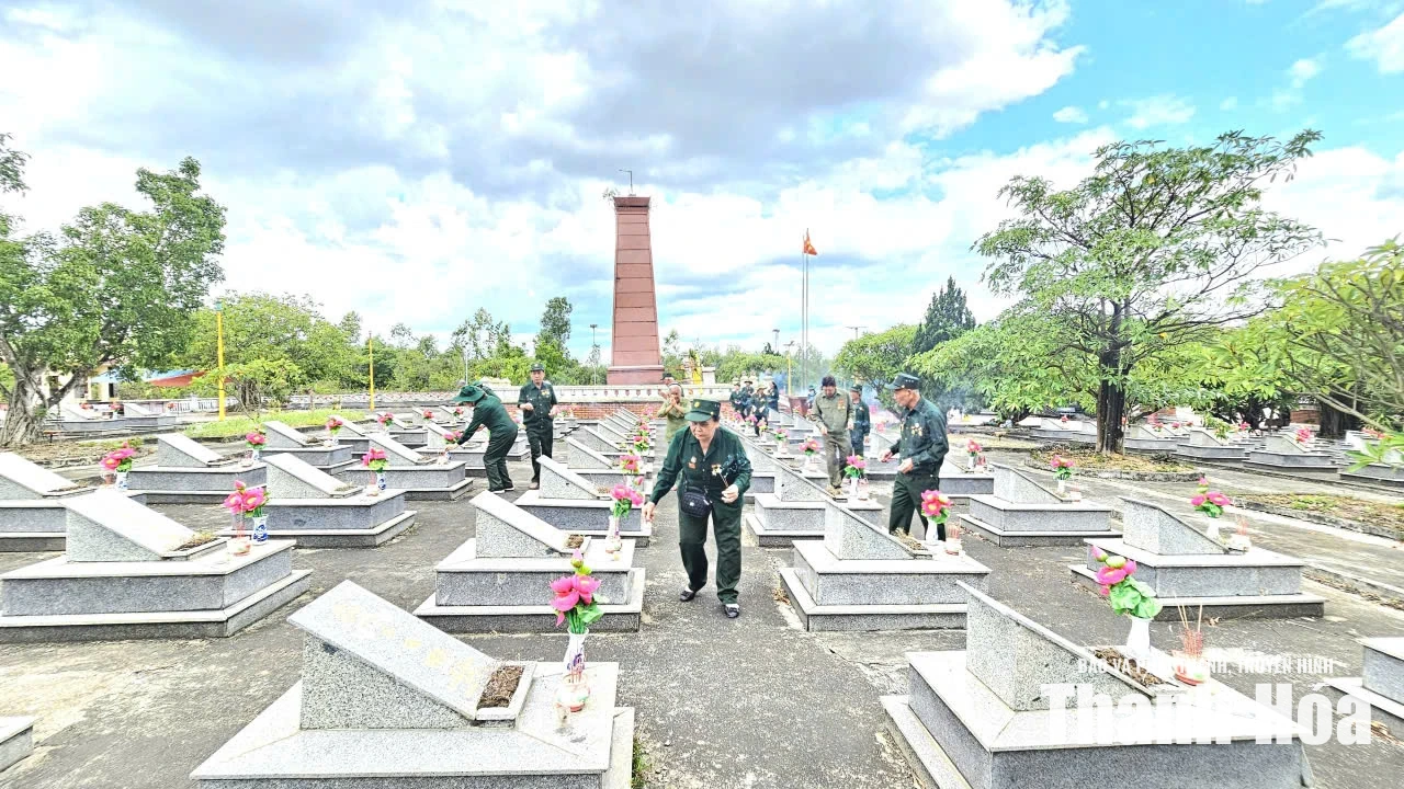 Cựu Thanh niên xung phong N237 Thanh Hóa tri ân các Anh hùng liệt sĩ trên tuyến lửa Trường Sơn