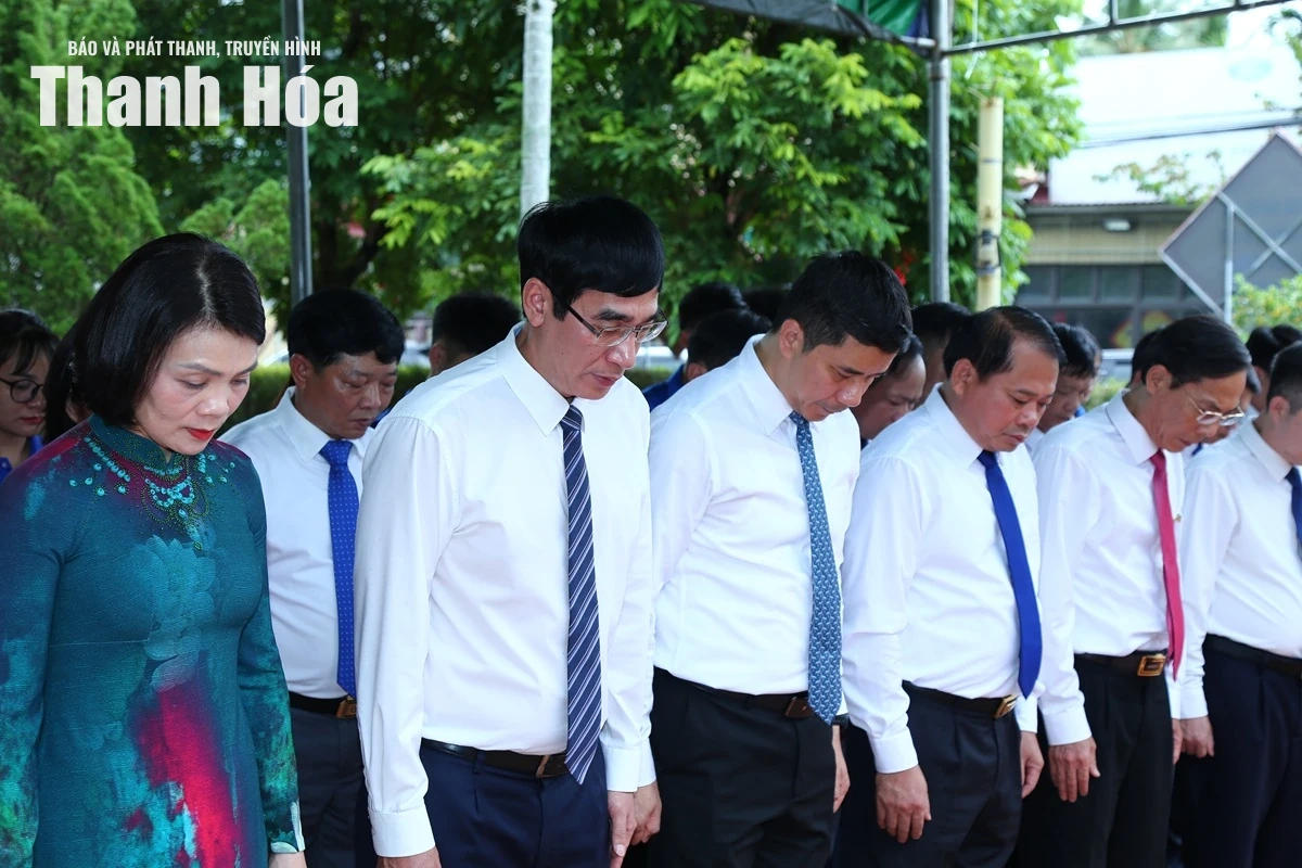 Phó Bí thư Thường trực Tỉnh ủy Nguyễn Hồng Phong dâng hương tại Khu di tích lịch sử cách mạng Yên Trường