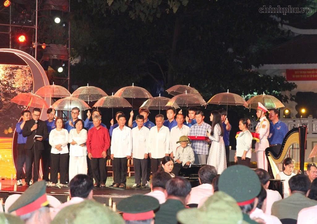 Cầu truyền hình “Sao sáng dẫn đường”: Tôn vinh và tri ân sự hy sinh cao cả của các Anh hùng liệt sĩ