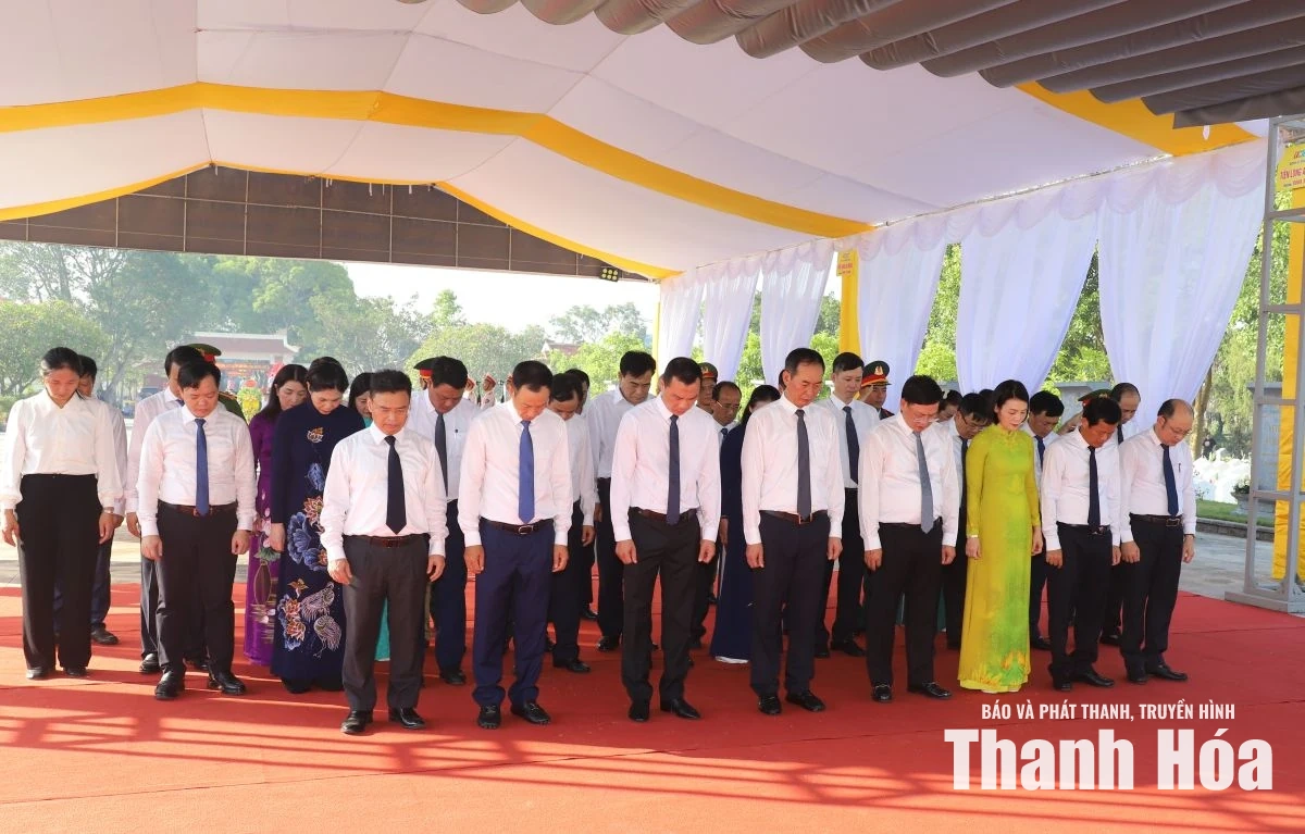 Đoàn đại biểu tỉnh Thanh Hóa dâng hương tưởng niệm Chủ tịch Hồ Chí Minh, mẹ Việt Nam Anh hùng và các Anh hùng liệt sĩ nhân kỷ niệm 79 năm Ngày Thương binh - Liệt sĩ