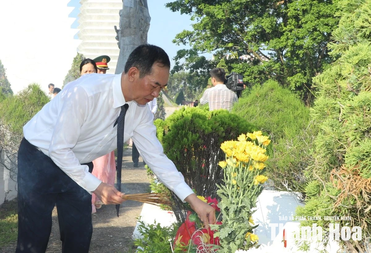 Đoàn đại biểu tỉnh Thanh Hóa dâng hương tưởng niệm Chủ tịch Hồ Chí Minh, mẹ Việt Nam Anh hùng và các Anh hùng liệt sĩ nhân kỷ niệm 79 năm Ngày Thương binh - Liệt sĩ