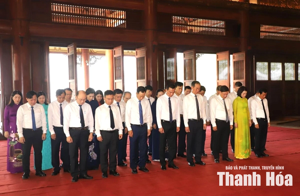 Đoàn đại biểu tỉnh Thanh Hóa dâng hương tưởng niệm Chủ tịch Hồ Chí Minh, mẹ Việt Nam Anh hùng và các Anh hùng liệt sĩ nhân kỷ niệm 79 năm Ngày Thương binh - Liệt sĩ