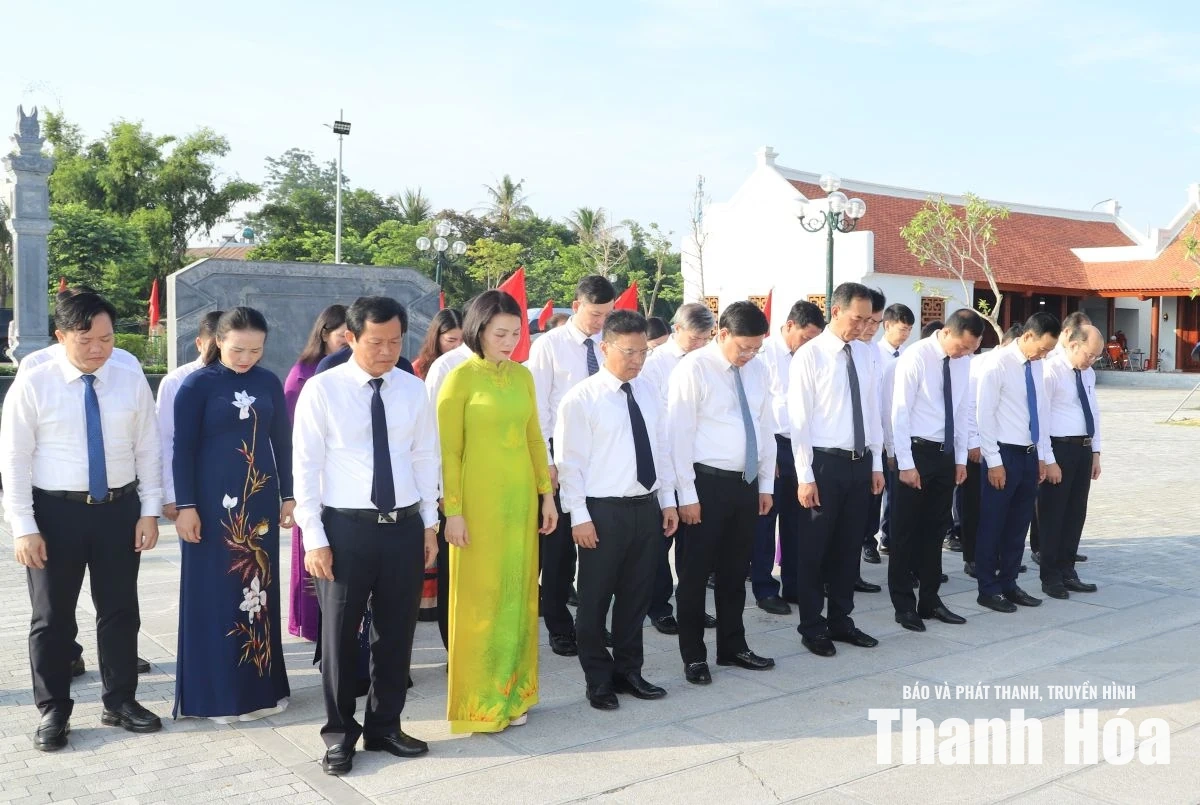 Đoàn đại biểu tỉnh Thanh Hóa dâng hương tưởng niệm Chủ tịch Hồ Chí Minh, mẹ Việt Nam Anh hùng và các Anh hùng liệt sĩ nhân kỷ niệm 79 năm Ngày Thương binh - Liệt sĩ