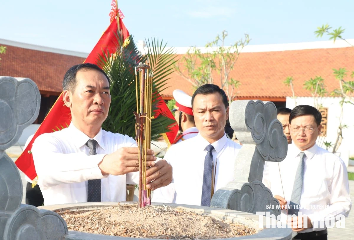 Đoàn đại biểu tỉnh Thanh Hóa dâng hương tưởng niệm Chủ tịch Hồ Chí Minh, mẹ Việt Nam Anh hùng và các Anh hùng liệt sĩ nhân kỷ niệm 79 năm Ngày Thương binh - Liệt sĩ