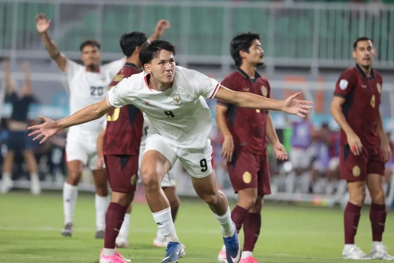 Thủ môn Nguyễn Đình Triệu chia tay CLB Hải Phòng; Trọng tài bắt chung kết World Cup 2026 giải nghệ