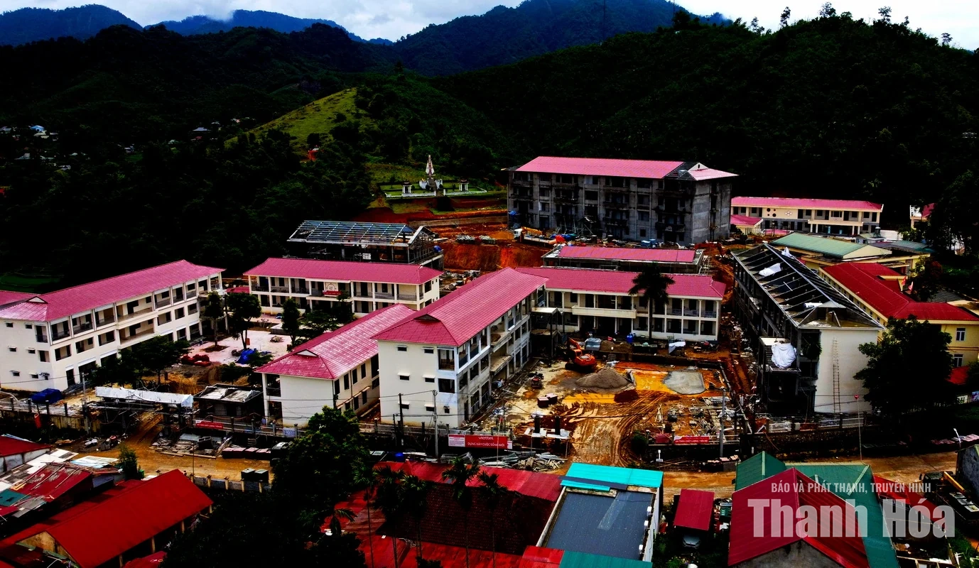 Vượt nắng mưa, trắng đêm thi công trên công trường nơi&nbsp;vùng biên để kịp đón năm học mới&nbsp;