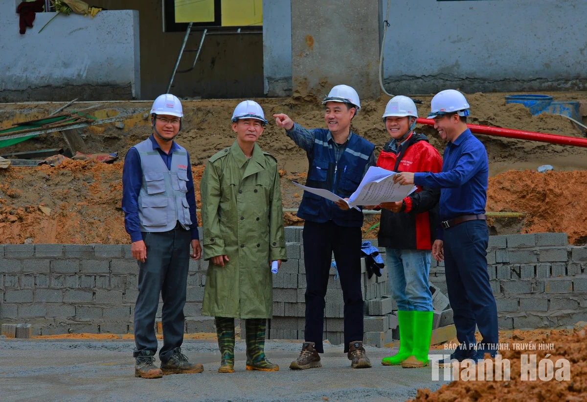 Vượt nắng mưa, trắng đêm thi công trên công trường nơi&nbsp;vùng biên để kịp đón năm học mới&nbsp;