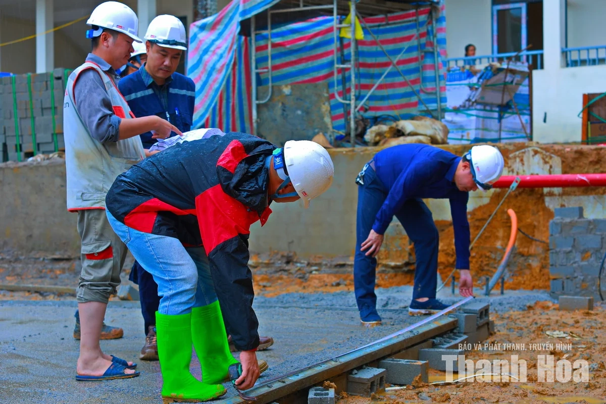 Vượt nắng mưa, trắng đêm thi công trên công trường nơi&nbsp;vùng biên để kịp đón năm học mới&nbsp;