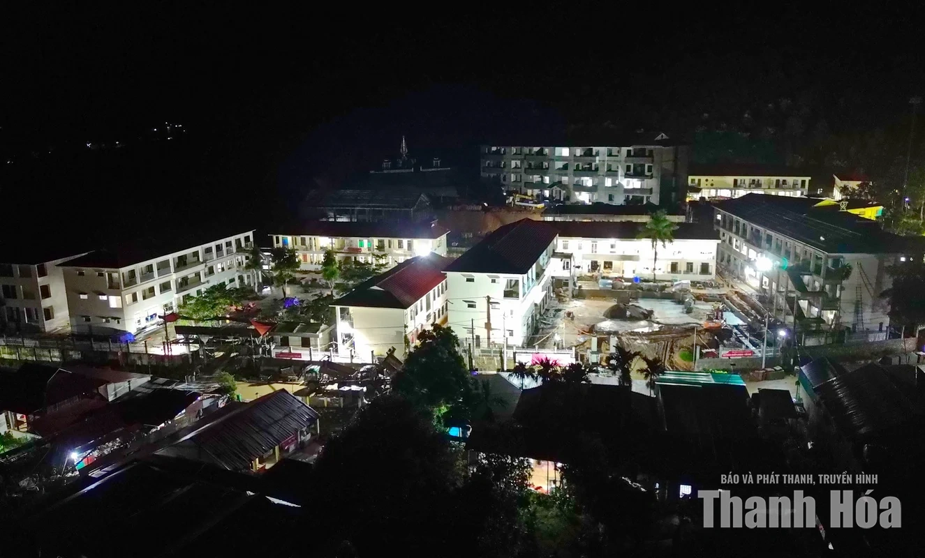 Vượt nắng mưa, trắng đêm thi công trên công trường nơi&nbsp;vùng biên để kịp đón năm học mới&nbsp;