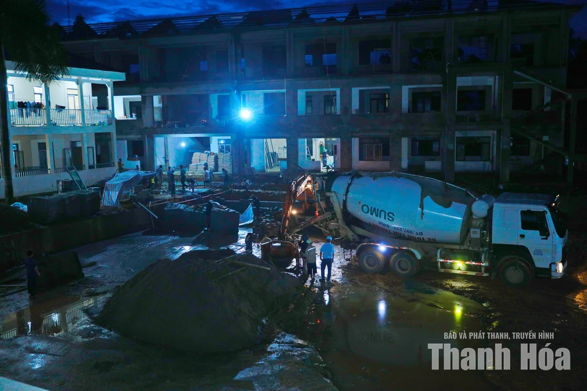 Vượt nắng mưa, trắng đêm thi công trên công trường nơi&nbsp;vùng biên để kịp đón năm học mới&nbsp;