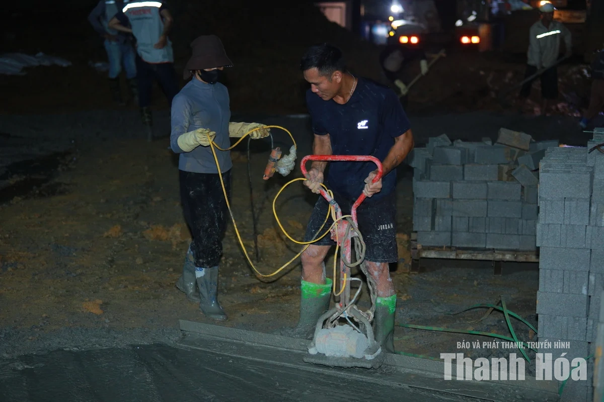Vượt nắng mưa, trắng đêm thi công trên công trường nơi&nbsp;vùng biên để kịp đón năm học mới&nbsp;