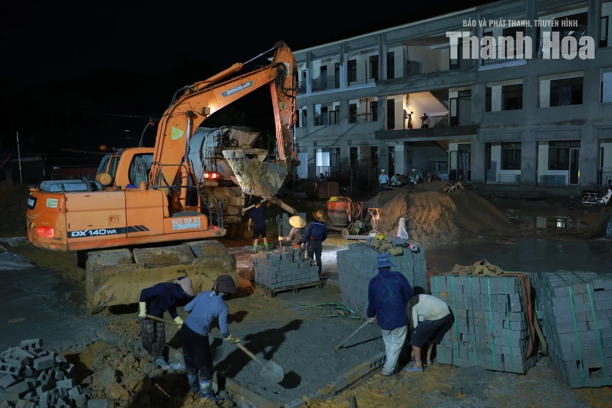 Vượt nắng mưa, trắng đêm thi công trên công trường nơi&nbsp;vùng biên để kịp đón năm học mới&nbsp;