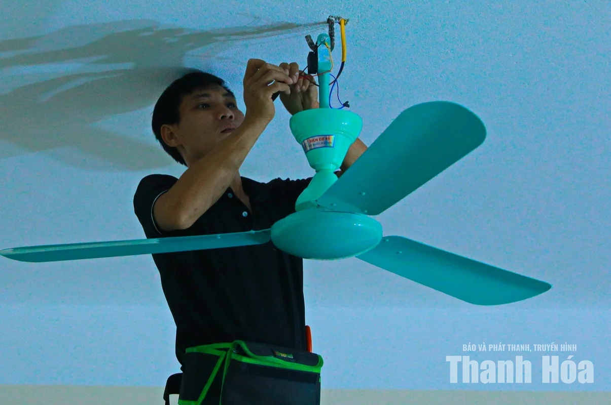 Vượt nắng mưa, trắng đêm thi công trên công trường nơi&nbsp;vùng biên để kịp đón năm học mới&nbsp;