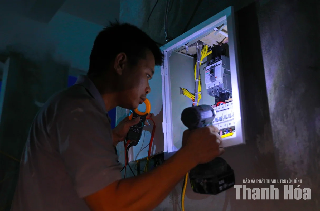 Vượt nắng mưa, trắng đêm thi công trên công trường nơi&nbsp;vùng biên để kịp đón năm học mới&nbsp;