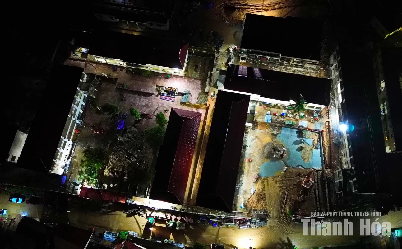 Vượt nắng mưa, trắng đêm thi công trên công trường nơi&nbsp;vùng biên để kịp đón năm học mới&nbsp;