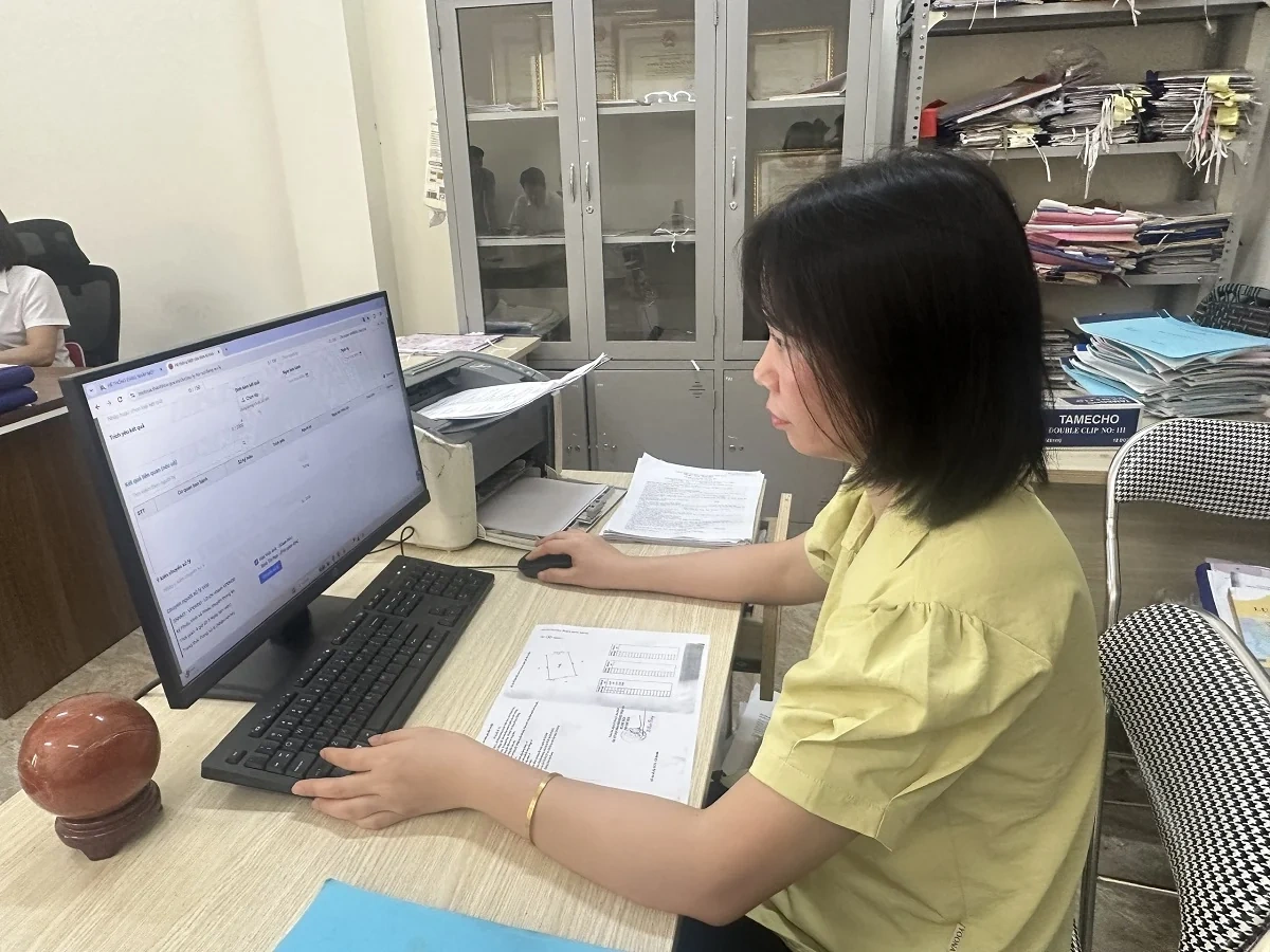 Công dân đầu tiên trên toàn quốc nhận giấy chứng nhận quyền sử dụng đất&nbsp;thông qua mã định danh VNeID