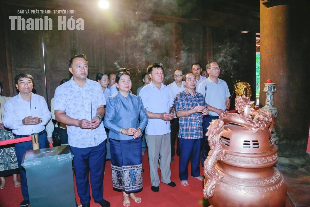 Đoàn đại biểu HĐND tỉnh Hủa Phăn dâng hương tại Khu di tích Quốc gia đặc biệt Lam Kinh