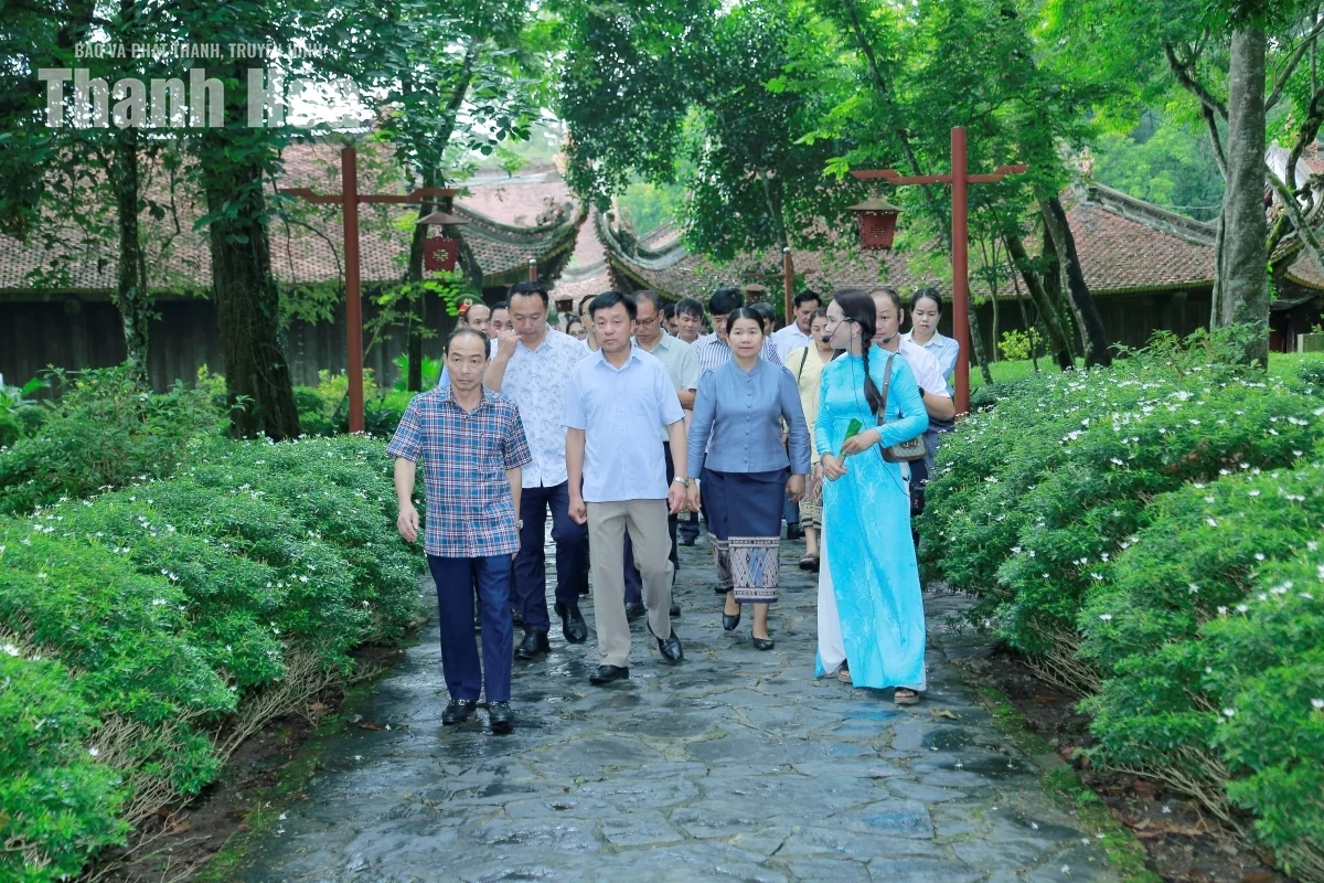 Đoàn đại biểu HĐND tỉnh Hủa Phăn dâng hương tại Khu di tích Quốc gia đặc biệt Lam Kinh