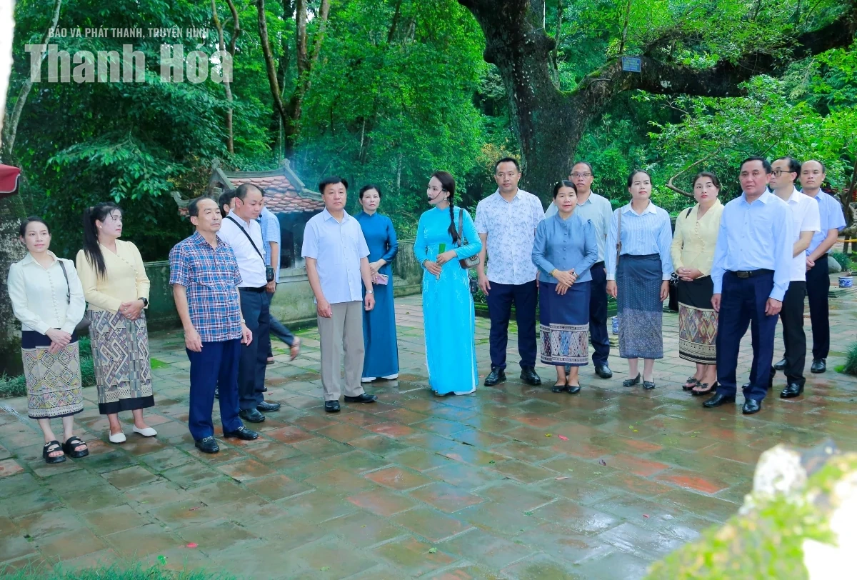 Đoàn đại biểu HĐND tỉnh Hủa Phăn dâng hương tại Khu di tích Quốc gia đặc biệt Lam Kinh