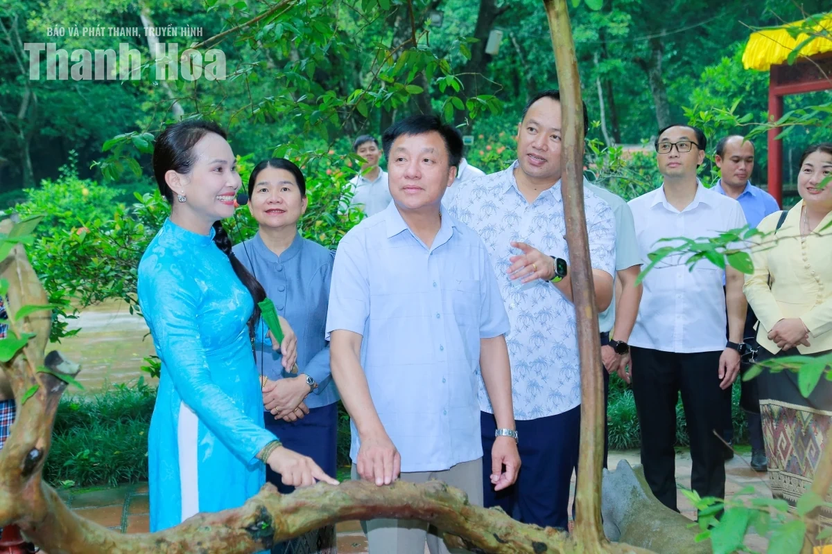 Đoàn đại biểu HĐND tỉnh Hủa Phăn dâng hương tại Khu di tích Quốc gia đặc biệt Lam Kinh