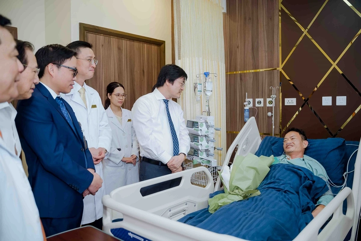 Lần đầu tiên tại Việt Nam - Vinmec phẫu thuật xuyên Việt hai chiều bằng robot cách xa 1.700 km