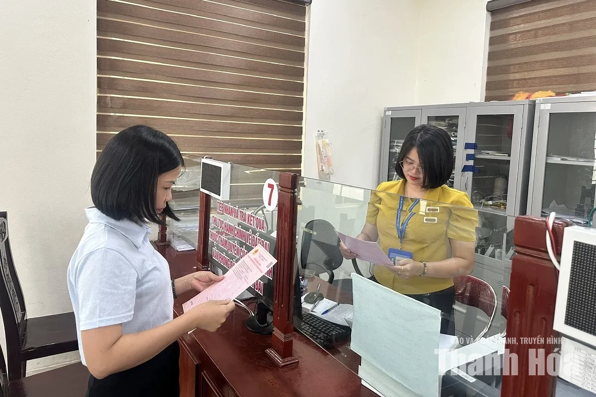 Công dân đầu tiên trên toàn quốc nhận giấy chứng nhận quyền sử dụng đất&nbsp;thông qua mã định danh VNeID