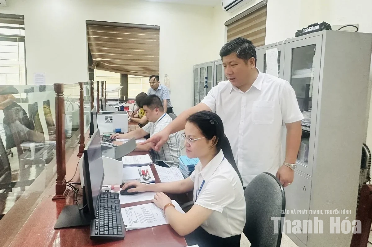 Công dân đầu tiên trên toàn quốc nhận giấy chứng nhận quyền sử dụng đất&nbsp;thông qua mã định danh VNeID
