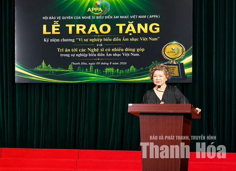 Trao tặng Kỷ niệm chương “Vì sự nghiệp biểu diễn âm nhạc Việt Nam” cho các nghệ sĩ tại Thanh Hóa