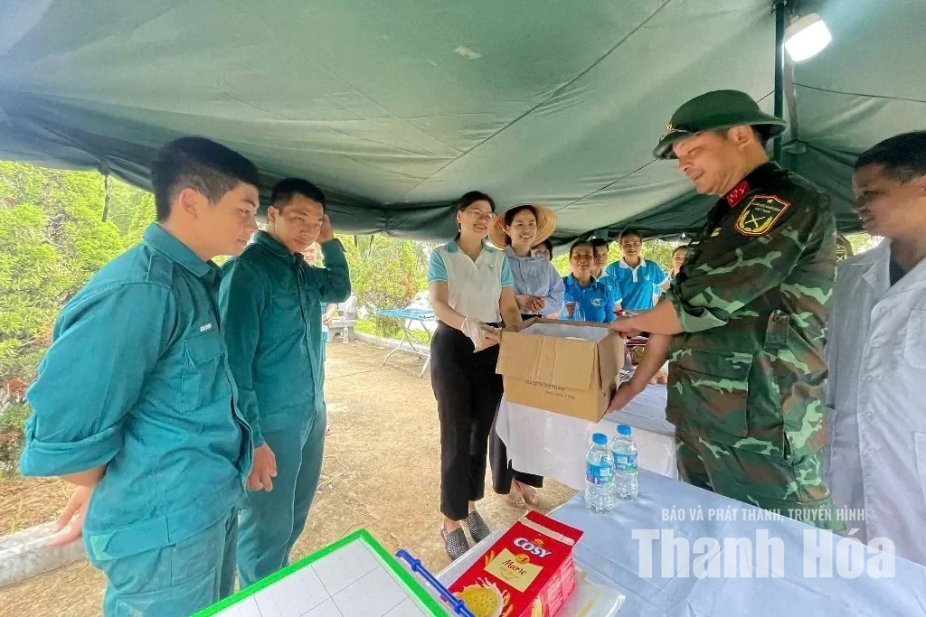 Hội viên phụ nữ trao quà động viên lực lượng làm nhiệm vụ xác định danh tính hài cốt liệt sĩ