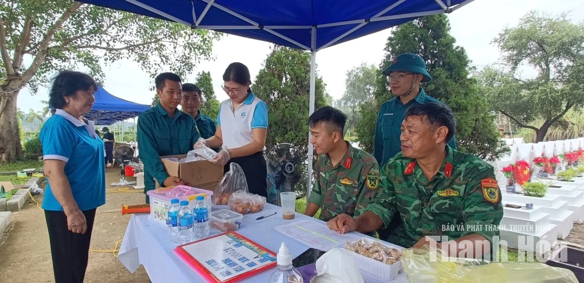 Hội viên phụ nữ trao quà động viên lực lượng làm nhiệm vụ xác định danh tính hài cốt liệt sĩ